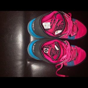 Men Lebron’s size 9 & Nike shirt to match men S